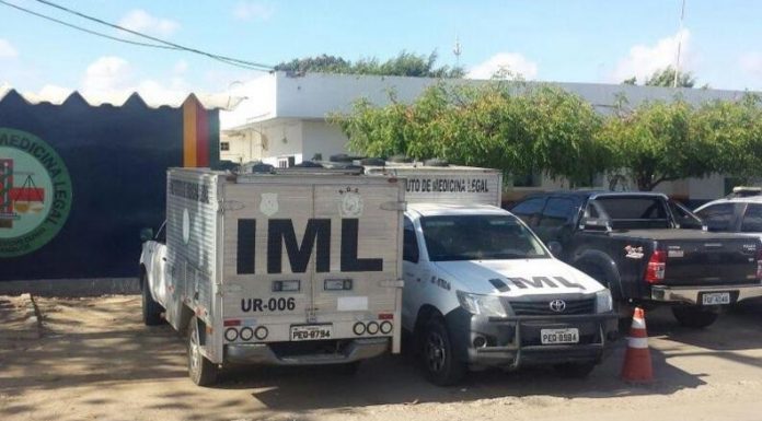 Homem é encontrado morto com as mãos amarradas ao lado de motocicleta carbonizada em Petrolina