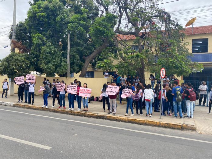 Manifestação Escola Estadual Dom Malam - Foto - Davi Mendonça