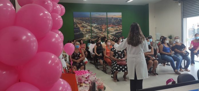 Pacientes recebem orientações sobre o autoexame das mamas e a realização da mamografia