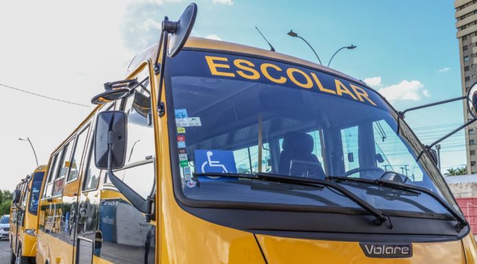 Transportadores escolares de Juazeiro protestam por falta de pagamento e corte de combustível