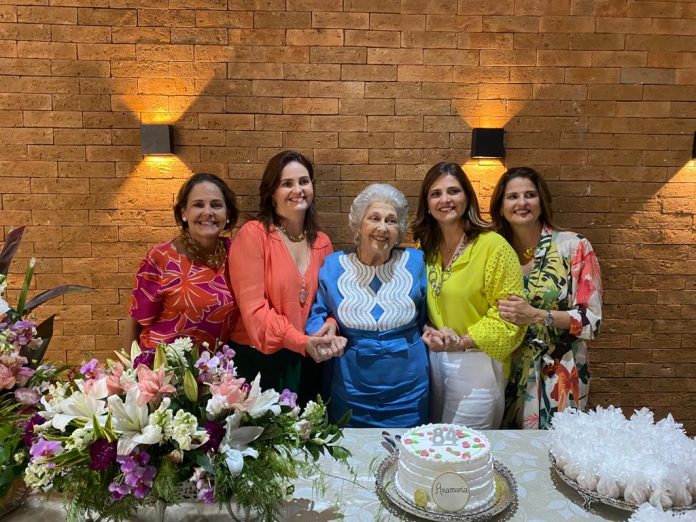 Família Araújo - Happy Birthday Dona Miriam mamãe da nossa