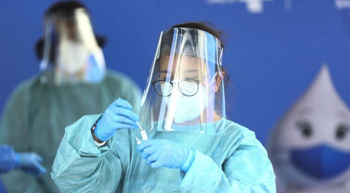 Após cinco anos de vacinação, covid recua, mas ainda preocupa o país