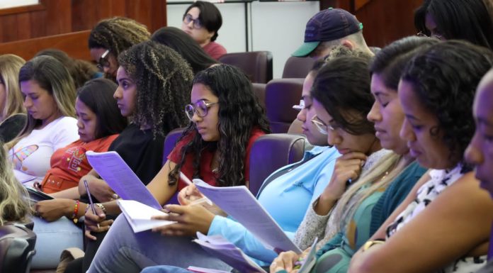 Mulheres são maioria nas inscrições do Enem e em outros exames educacionais do país