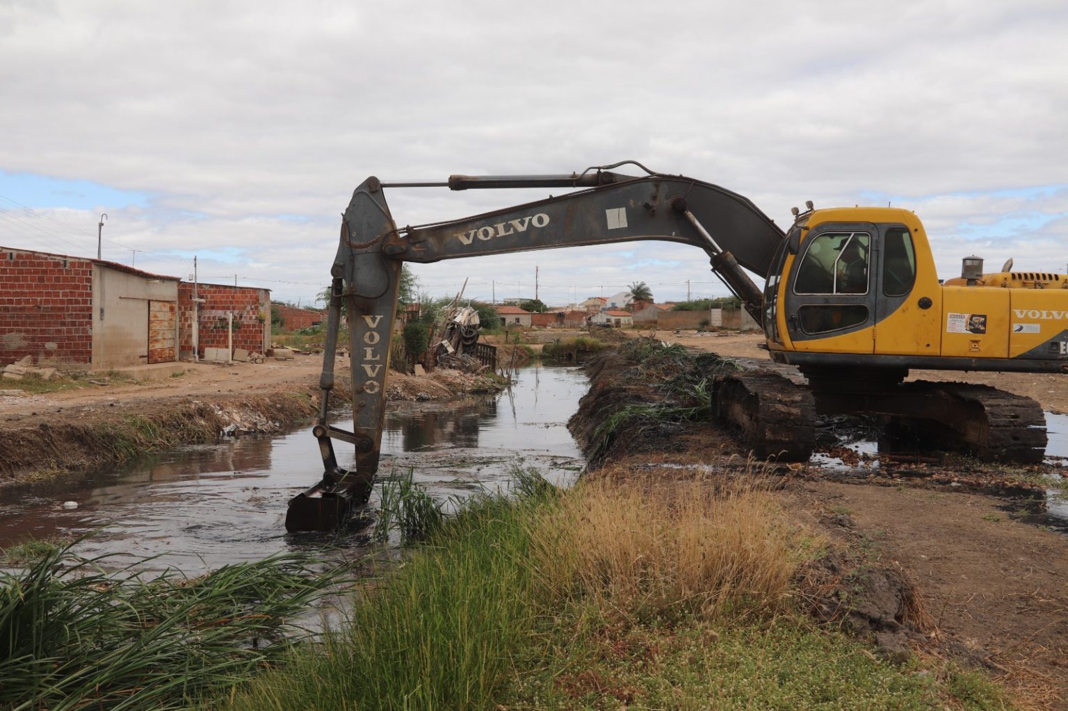 Prefeitura De Juazeiro Intensifica Limpeza Dos Canais Que Cortam A