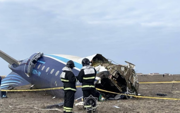 Avião com mais de 60 pessoas cai no Cazaquistão