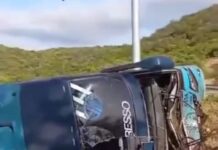 Ônibus tomba na BR-232 após atropelar cavalo no Sertão de Pernambuco