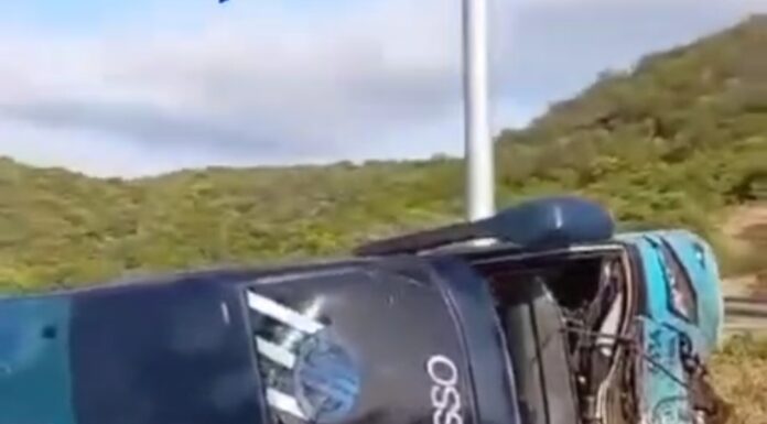 Ônibus tomba na BR-232 após atropelar cavalo no Sertão de Pernambuco