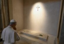 Papa Leão XIV visita túmulo de Francisco na Basílica Santa Maria Maior