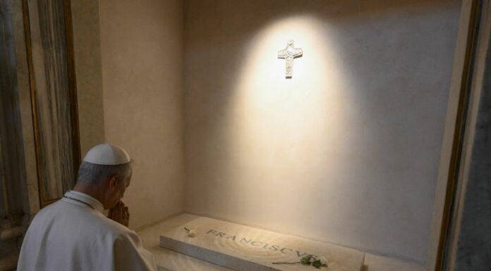 Papa Leão XIV visita túmulo de Francisco na Basílica Santa Maria Maior
