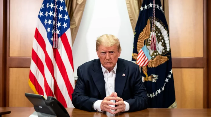 Trump diz que EUA vão bloquear navios no Estreito de Ormuz que pagarem pedágio ao Irã e ameaça atacar embarcações e iranianos