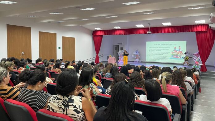 Escrevendo e autografando (2)