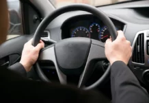 Motorista de caminhonete bate em carros e atropela pessoa no Ouro Preto, em Petrolina