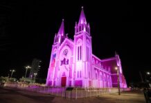 Monumentos de Petrolina recebem iluminação rosa em apoio à campanha de prevenção ao câncer de mama