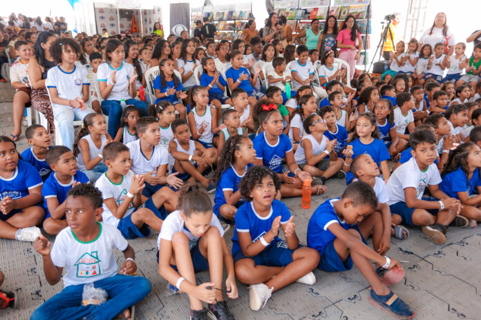 Juá Literária último dia de programação apresenta leitura, canções e envolvimento do público na Carreta Literária 2