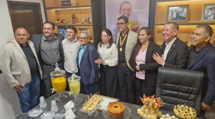 Marivaldo Mendes, chefe do Cartório Eleitoral de Petrolina recebe a maior honraria da Câmara, a Medalha Dom Malan