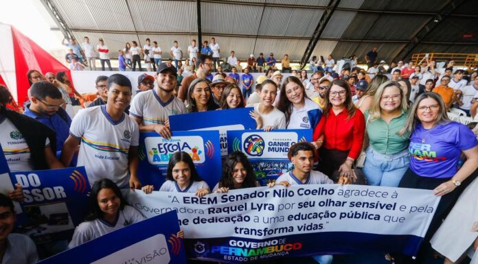 Governadora Raquel Lyra entrega títulos de propriedade em Afrânio e anuncia inauguração antecipada do Pátio de Feira de Dormentes