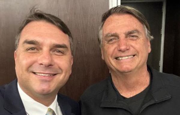 Flávio Bolsonaro reage à suspensão do pai do PL: ‘Obrigatório’