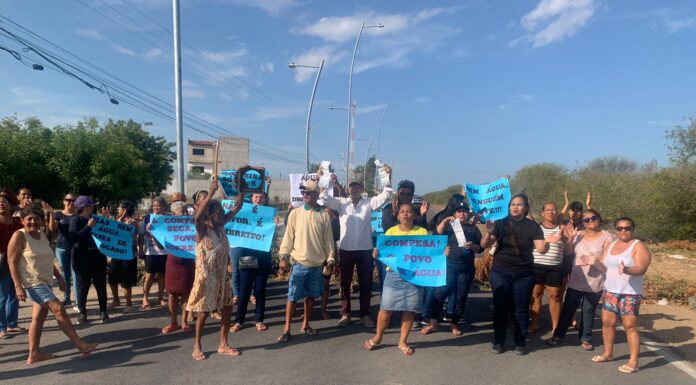 Moradores de Petrolina protestam contra falta de água e interditam via na zona leste da cidade
