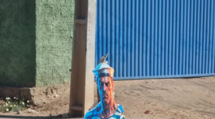 Buraco aberto há quatro meses no Mandacaru leva moradores a usar “Marinheiro marombado” como sinalização em Petrolina