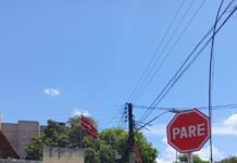 Fio de internet pega fogo no Centro de Petrolina; moradores relatam falta de luz e internet na rua