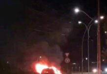 Carro pega fogo e fica destruído no bairro Antônio Cassimiro, em Petrolina