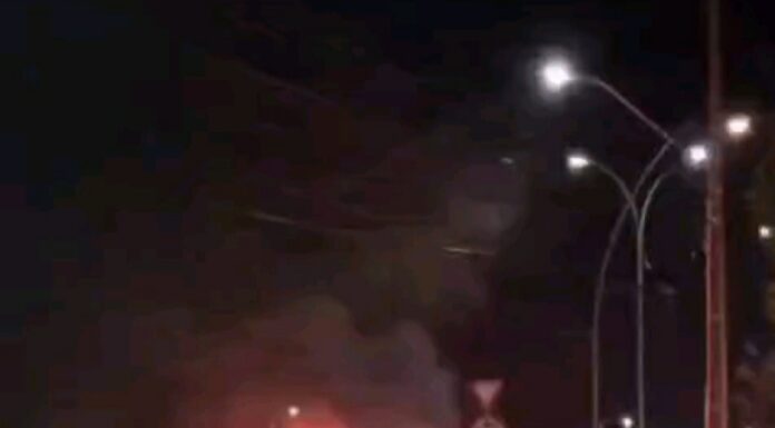 Carro pega fogo e fica destruído no bairro Antônio Cassimiro, em Petrolina