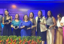 Enfermeira do Hospital Dom Malan em Petrolina recebe prêmio por excelência de serviços do Conselho Regional de Enfermagem