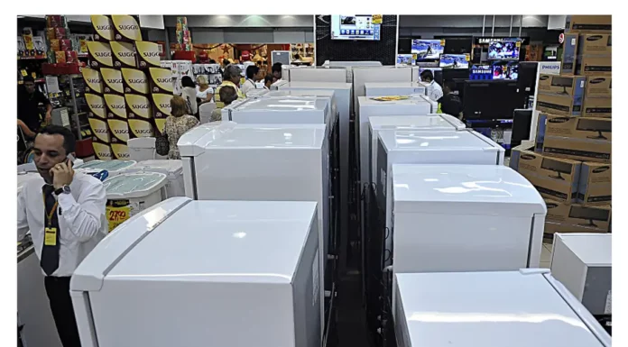 Vendas no comércio voltam a ganhar fôlego e crescem 0,5% em outubro