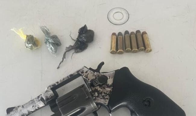 Arma de fogo e entorpecentes foram apreendidos em Petrolina