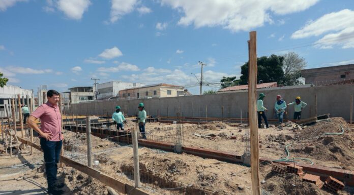 Prefeito Simão vistoria obra para construção de maior escola de Petrolina