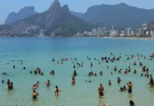 Corpo de piloto do avião que caiu em na Praia de Copacabana é resgatado