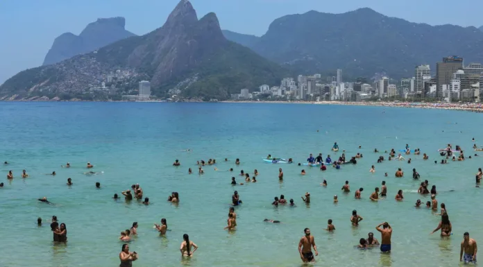 Corpo de piloto do avião que caiu em na Praia de Copacabana é resgatado