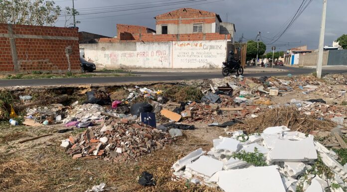 Acúmulo de lixo e entulho próximo ao campo de futebol do bairro José e Maria preocupa moradores; Prefeitura de Petrolina responde