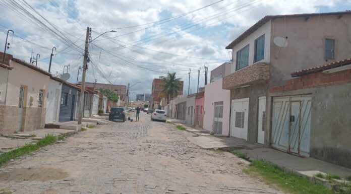Moradores da Rua do Concreto, no bairro São José, cobram o asfaltamento prometido e melhorias na infraestrutura
