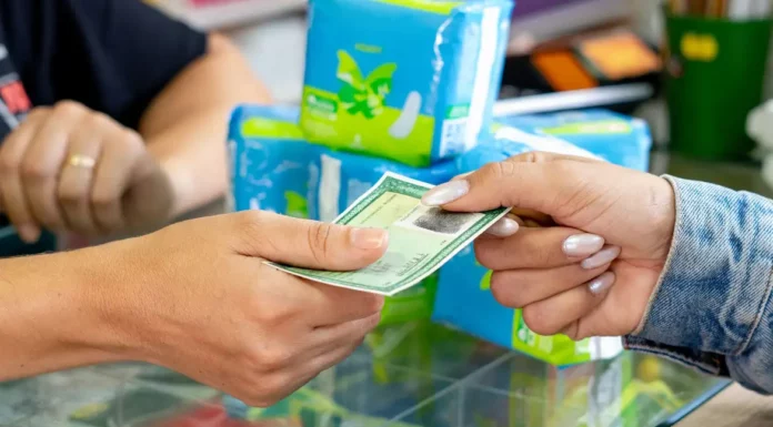 Pé-de-Meia dá direito à retirada de absorventes pelo Farmácia Popular