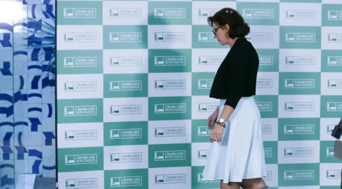 Câmara rejeita cassação da deputada Carla Zambelli
