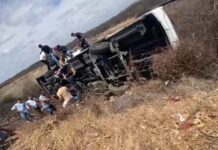 Ônibus do transporte estudantil da Univasf tomba no Campus de Ciências Agrárias; estudantes são atendidos no HU