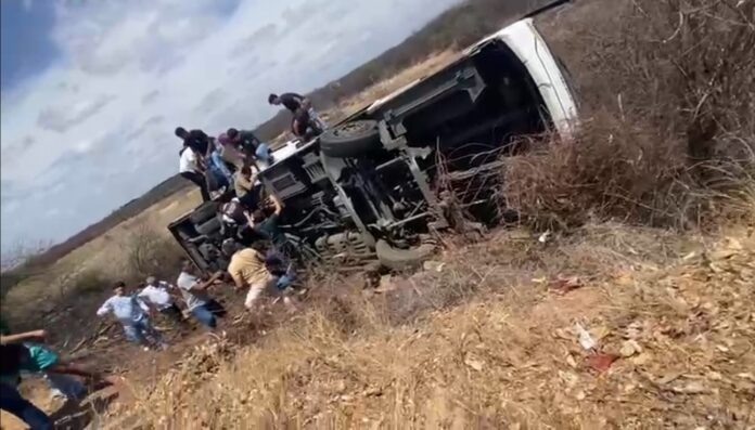 onibus da univasf tombado