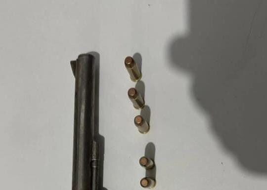 Policiais do 5°BPM conduzem homem por posse de arma de fogo no bairro Cosme e Damião em Petrolina