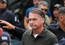 Bolsonaro é encaminhado ao hospital após bater a cabeça em sua cela