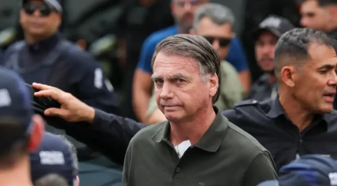 Bolsonaro é encaminhado ao hospital após bater a cabeça em sua cela