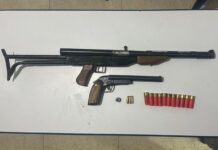 Policiais militares do 5º BPM prendem dois suspeitos por porte ilegal de armas no bairro Jardim Petrópolis, em Petrolina