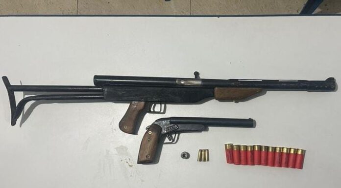 Policiais militares do 5º BPM prendem dois suspeitos por porte ilegal de armas no bairro Jardim Petrópolis, em Petrolina