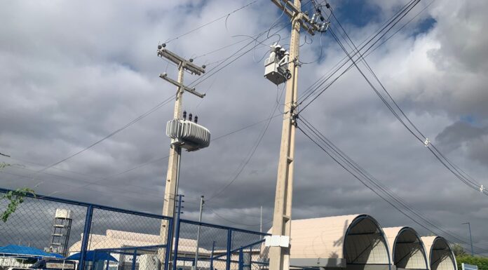 Poste de alta tensão com risco de queda preocupa comunidade em frente ao Sest Senat