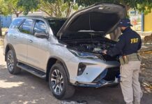 Caminhonete de luxo roubada é recuperada pela PRF em Salgueiro