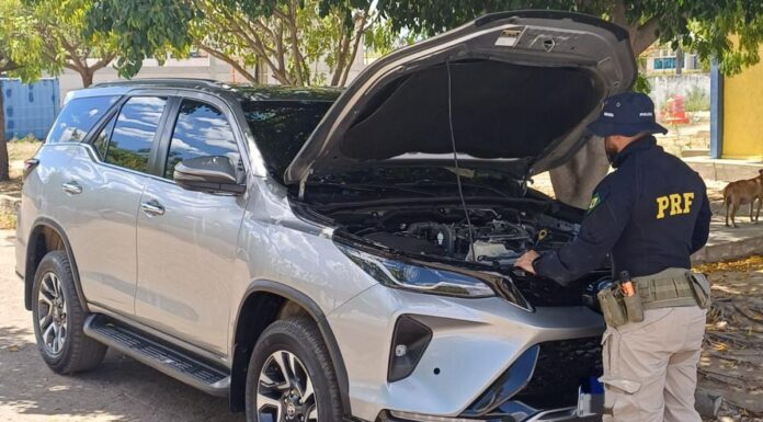 Caminhonete de luxo roubada é recuperada pela PRF em Salgueiro