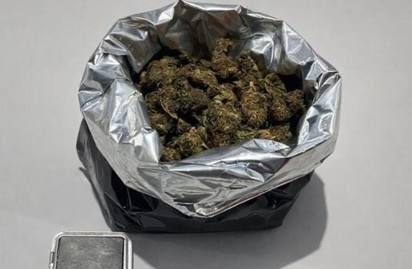 Policiais do 5°BPM conduzem homem por posse de drogas no bairro João de Deus