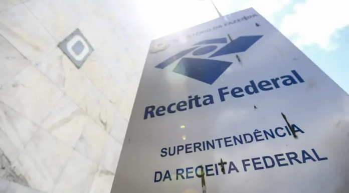 Receita nega aumento de imposto para professores com novo piso