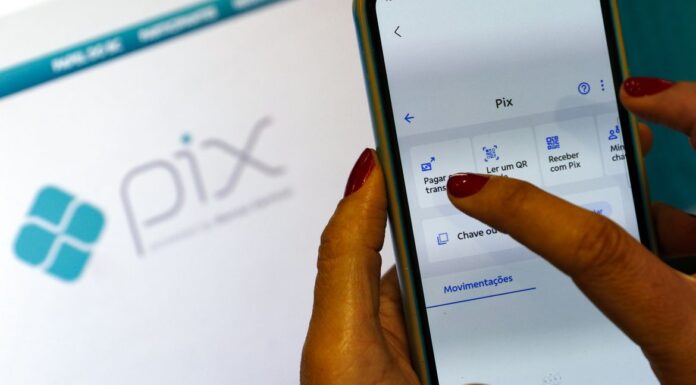 Receita Federal volta a negar taxação do Pix e alerta para golpes