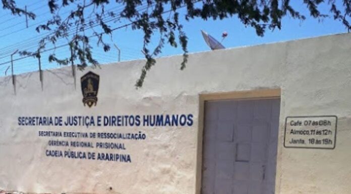 Revista da PM apreende celulares, maconha, faca e bebida alcoólica em cadeia pública de Araripina